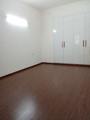 Room in 3 BHK Apartment at DLF Regal Gardens, Sector 90 – for Rent
