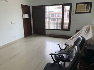 Parking in 1 BHK Builder Floor at South Extension ii – for Rent