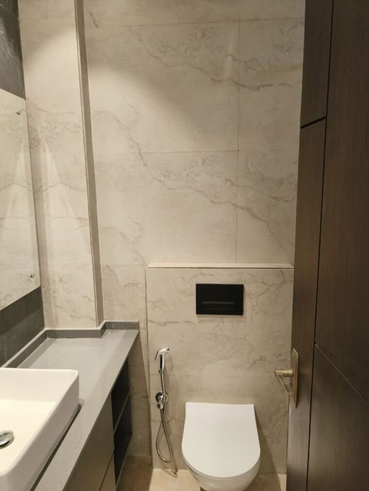 Bathroom, chittaranjan park 3 Bedroom 160 Sq.Yd. Builder Floor In Chittaranjan Park Delhi 10603344