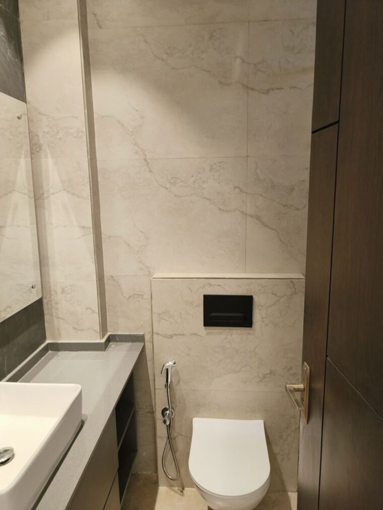 Bathroom, chittaranjan park 3 Bedroom 160 Sq.Yd. Builder Floor In Chittaranjan Park Delhi 10603344