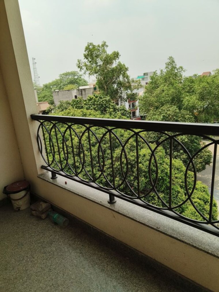 Balcony, chittaranjan park 3 Bedroom 160 Sq.Yd. Builder Floor In Chittaranjan Park Delhi 10603344