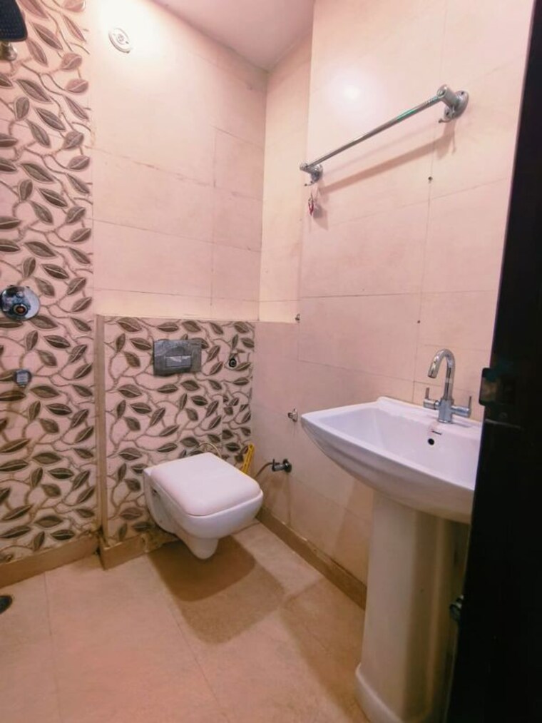 Bathroom, dwarka mor 2 Bedroom 65 Sq.Yd. Builder Floor In Dwarka Mor Delhi 10603353