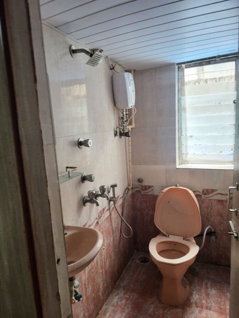 Bathroom, sher-e-punjab Studio 200 Sq.Ft. Apartment In Andheri East Mumbai 10603431