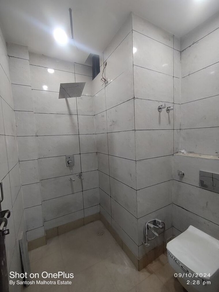Bathroom, dwarka mor 2 Bedroom 50 Sq.Yd. Builder Floor In Dwarka Mor Delhi 10603438