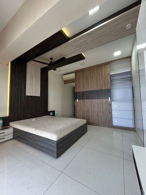 Room in 4 BHK Apartment at Midcity Shikhar, Andheri West – for Sale