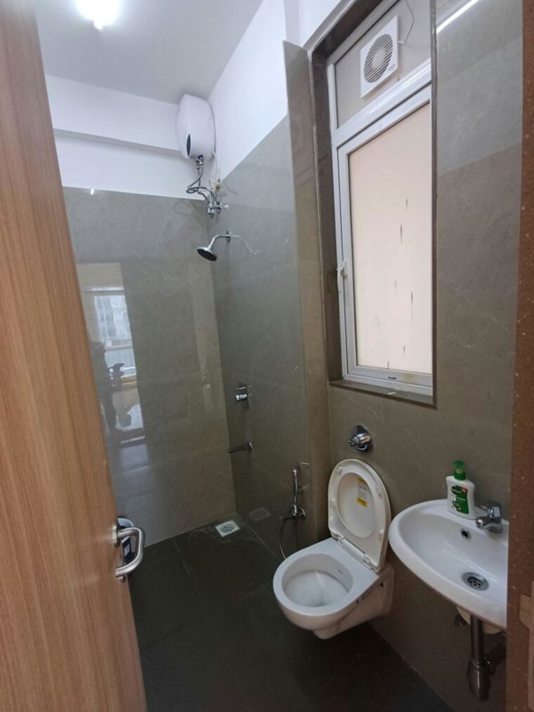 Bathroom, parbhadevi-indraprasta 2 Bedroom 550 Sq.Ft. Apartment In Worli Mumbai 10603543