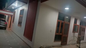 Room in 3 BHK Builder Floor at Sector 9a – for Rent