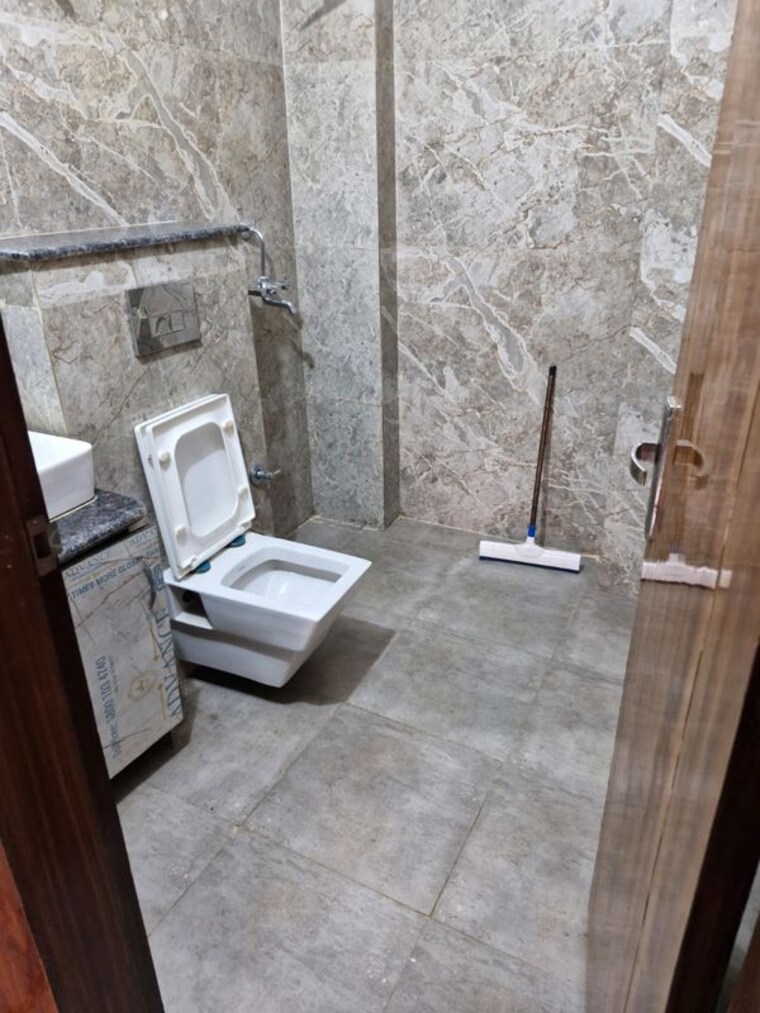 Bathroom, sector 10 3 Bedroom 2450 Sq.Ft. Builder Floor In Sector 10 Gurgaon 10581289