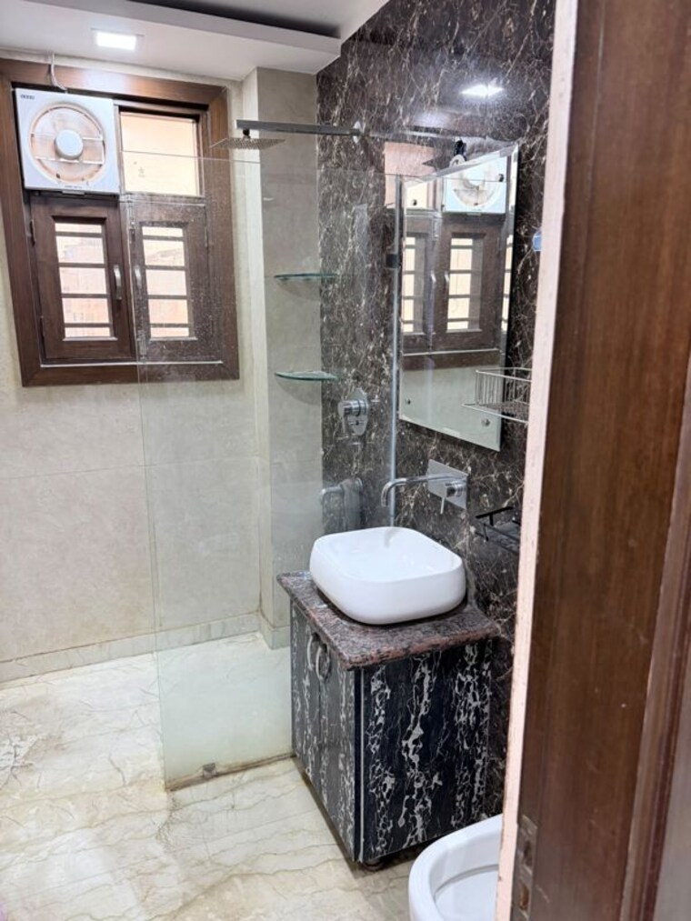 Bathroom, sector 9a 3 Bedroom 2150 Sq.Ft. Builder Floor In Sector 9a Gurgaon 10571623