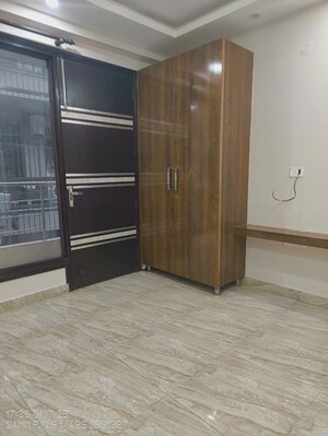 Room in 3 BHK Builder Floor at Sector 45 – for Rent