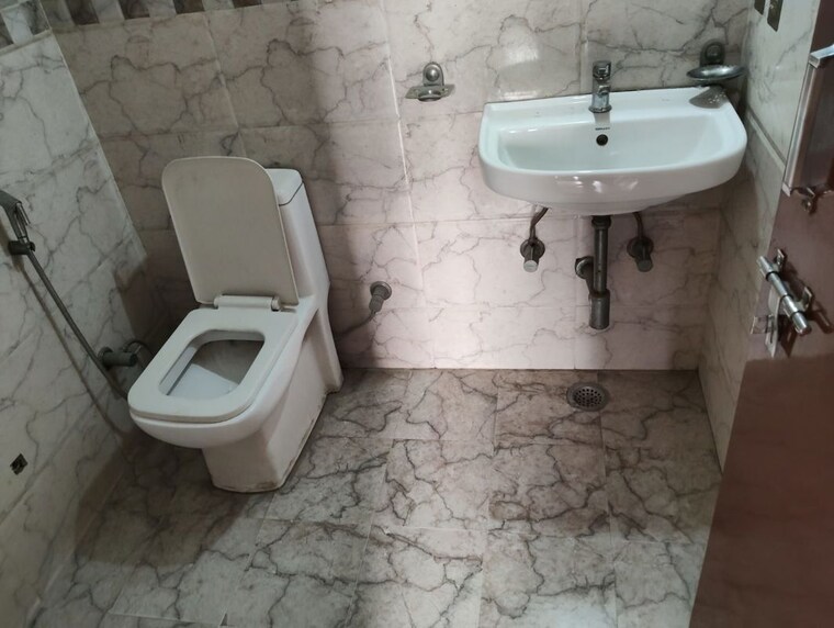 Bathroom, sector 45 3 Bedroom 1800 Sq.Ft. Builder Floor In Sector 45 Gurgaon 10603638