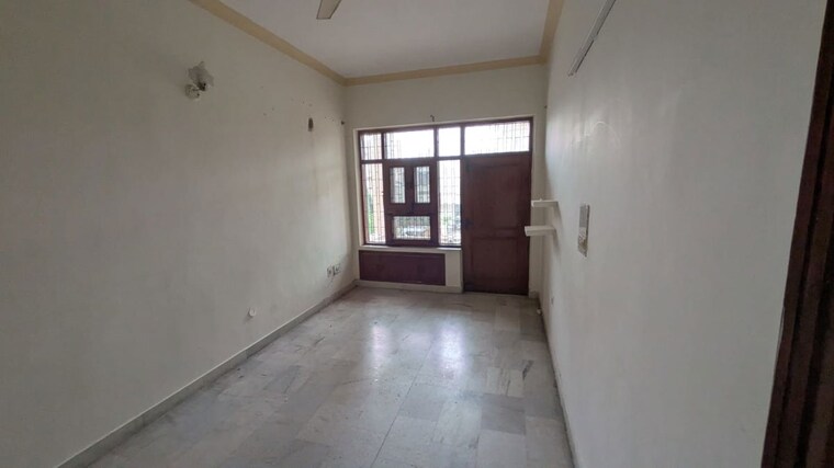Room, sector 14 3 Bedroom 350 Sq.Yd. Independent House In Sector 14 Faridabad 10603668