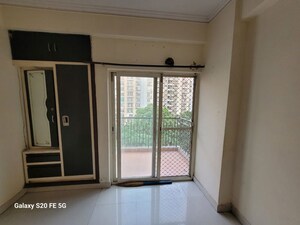 Room in 2.5 BHK Apartment at Aims Golf City, Sector 75 – for Rent