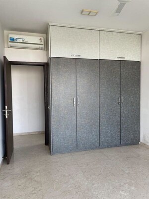 Room in 3 BHK Apartment at Oberoi Realty Exquisite, Goregaon East – for Rent