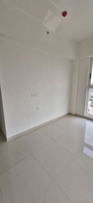 Room in 2 BHK Apartment at Lodha Amara, Kolshet Road – for Rent