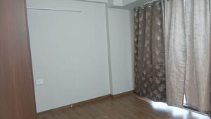 Room in 3.5 BHK Apartment at Signature Global City 63A, Sector 63a – for Rent