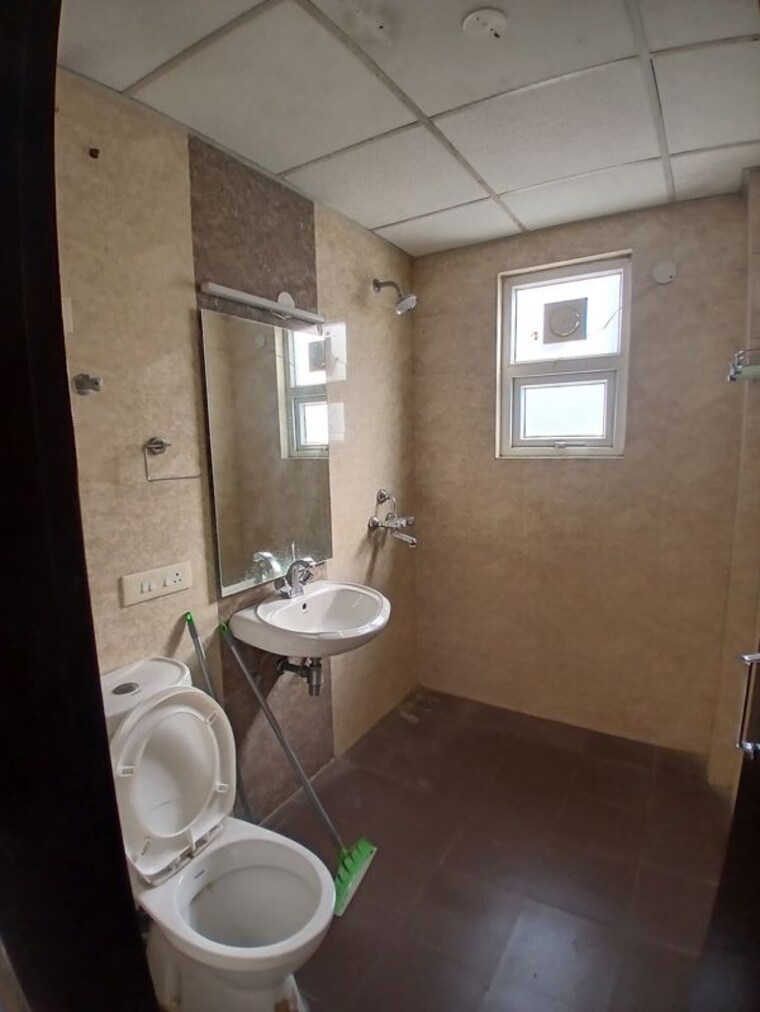 Bathroom, pakhowal road 3 Bedroom 1850 Sq.Ft. Apartment In Pakhowal Road Ludhiana 10603738