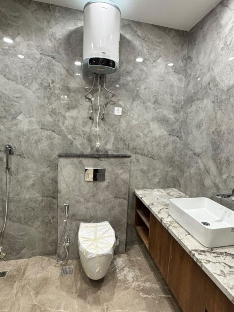 Bathroom, vasant kunj 4 Bedroom 400 Sq.Yd. Builder Floor In Vasant Kunj Delhi 10603786