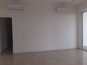 Room in 4 BHK Apartment at Omkar Alta Monte, Malad East – for Rent