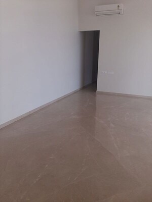 Room in 4 BHK Apartment at Omkar Alta Monte, Malad East – for Rent