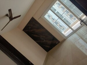 Room in 3 BHK Apartment at Amrapali Dream Valley – for Rent