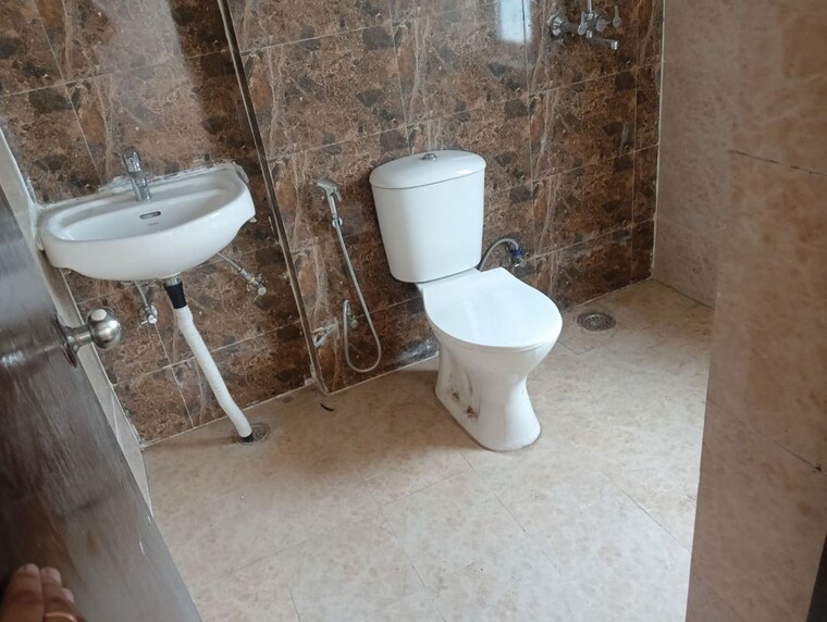 Bathroom, amrapali dream valley 3 Bedroom 1045 Sq.Ft. Apartment In Amrapali Dream Valley Greater Noida 10604022