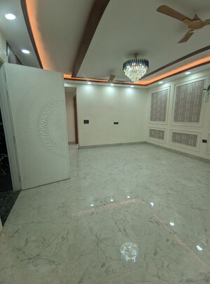 Room in 3 BHK Builder Floor at Green Fields Colony – for Sale