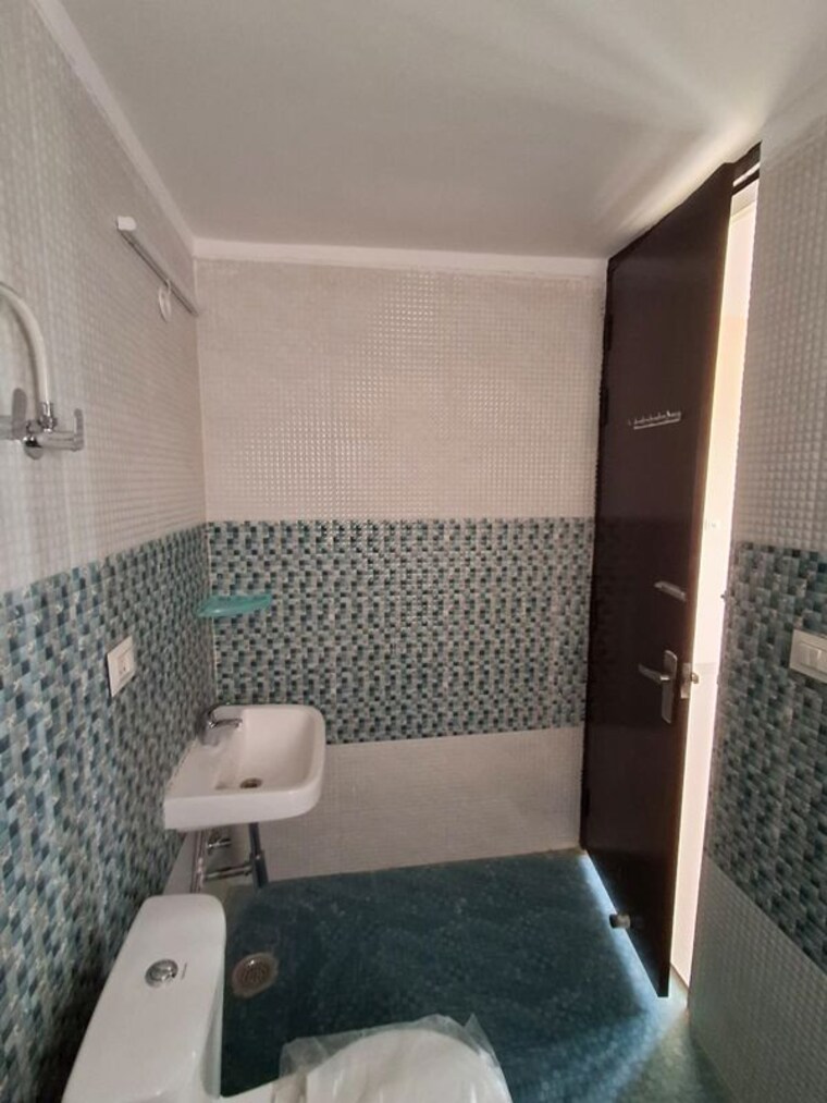 Bathroom, hfl-presidency-estate 3 Bedroom 1605 Sq.Ft. Apartment In Alwar Bypass Road Bhiwadi 10604080