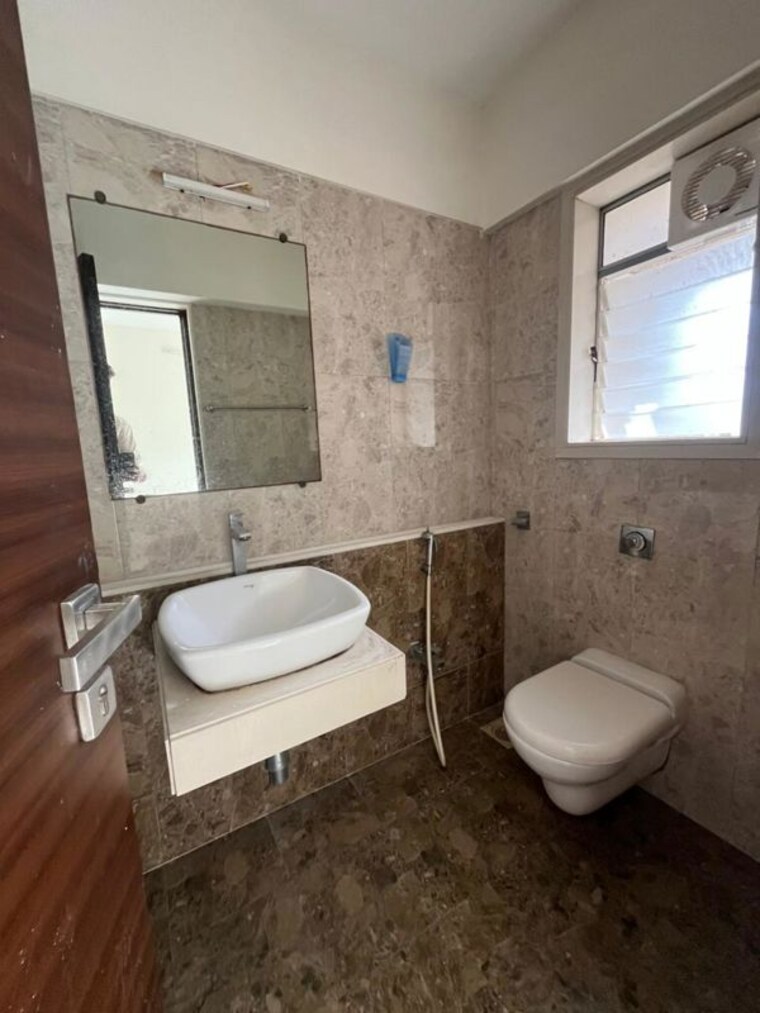 Bathroom, romell-umiya-grandeur 3 Bedroom 920 Sq.Ft. Apartment In Goregaon East Mumbai 10604114