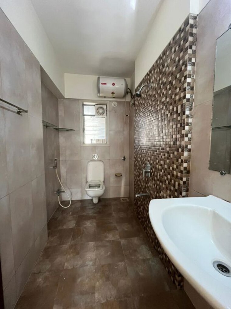 Bathroom, romell-umiya-grandeur 3 Bedroom 920 Sq.Ft. Apartment In Goregaon East Mumbai 10604114