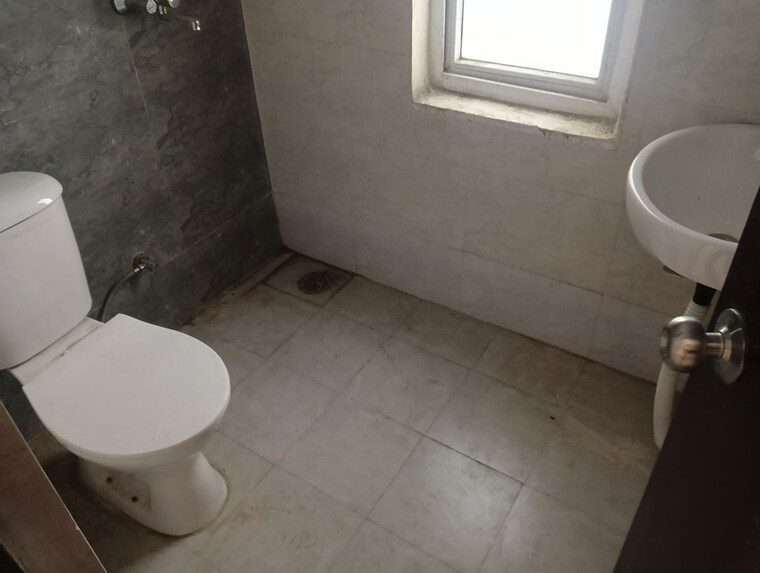 Bathroom, amrapali dream valley 3 Bedroom 1045 Sq.Ft. Apartment In Amrapali Dream Valley Greater Noida 10604124