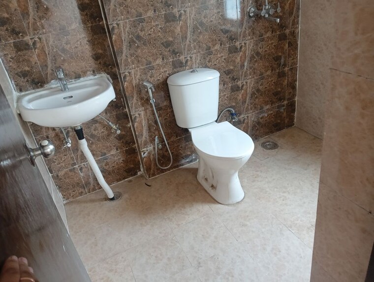 Bathroom, amrapali dream valley 3 Bedroom 1045 Sq.Ft. Apartment In Amrapali Dream Valley Greater Noida 10604124
