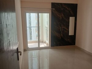 Room in 3 BHK Apartment at Amrapali Dream Valley – for Rent