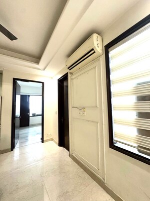 Room in 3 BHK Builder Floor at Uppal Southend, Sector 49 – for Rent