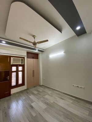 Room in 3 BHK Builder Floor at Sector 45 – for Rent