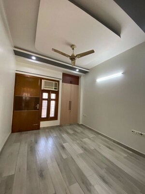 Room in 3 BHK Builder Floor at Sector 45 – for Rent