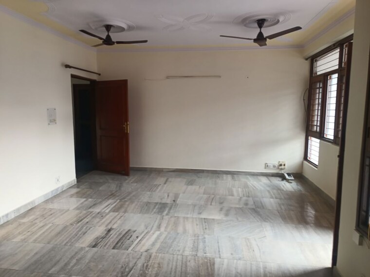 Room, patparganj 3 Bedroom 1200 Sq.Ft. Apartment In Patparganj Delhi 10604240