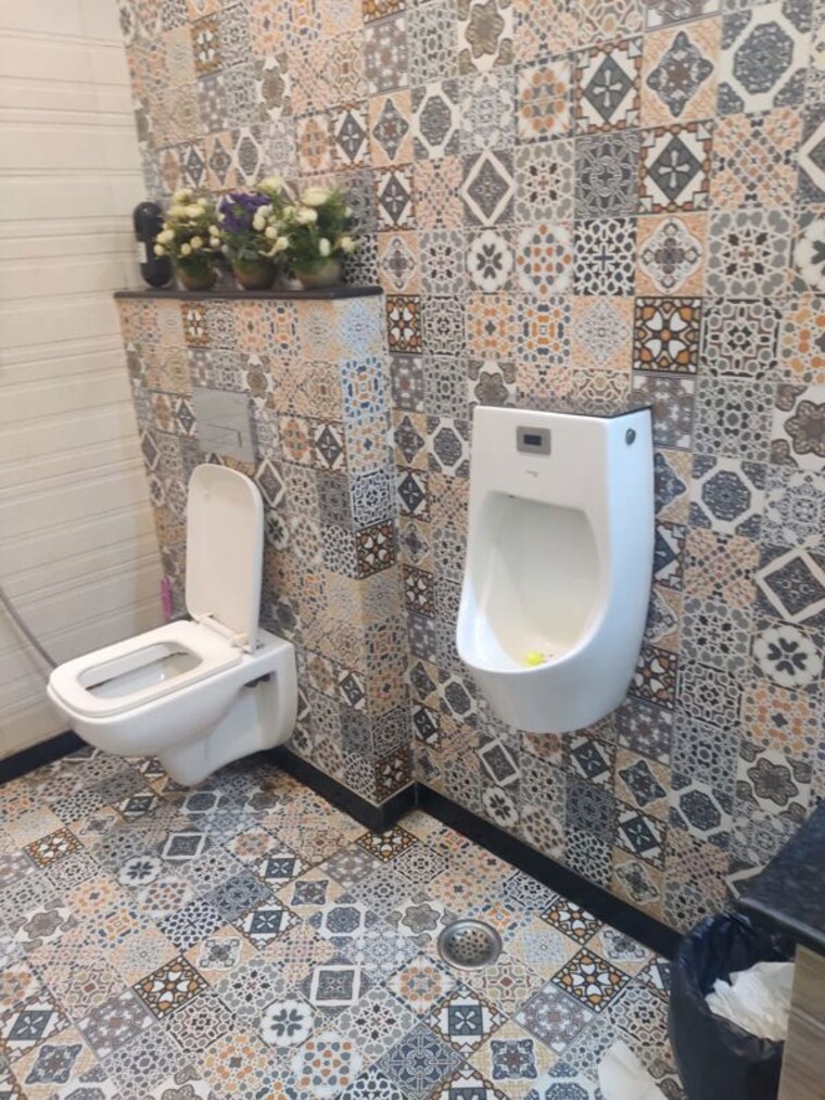 Bathroom, green park extension Commercial Office Space 1500 Sq.Ft. In Green Park Extension Delhi 10604243