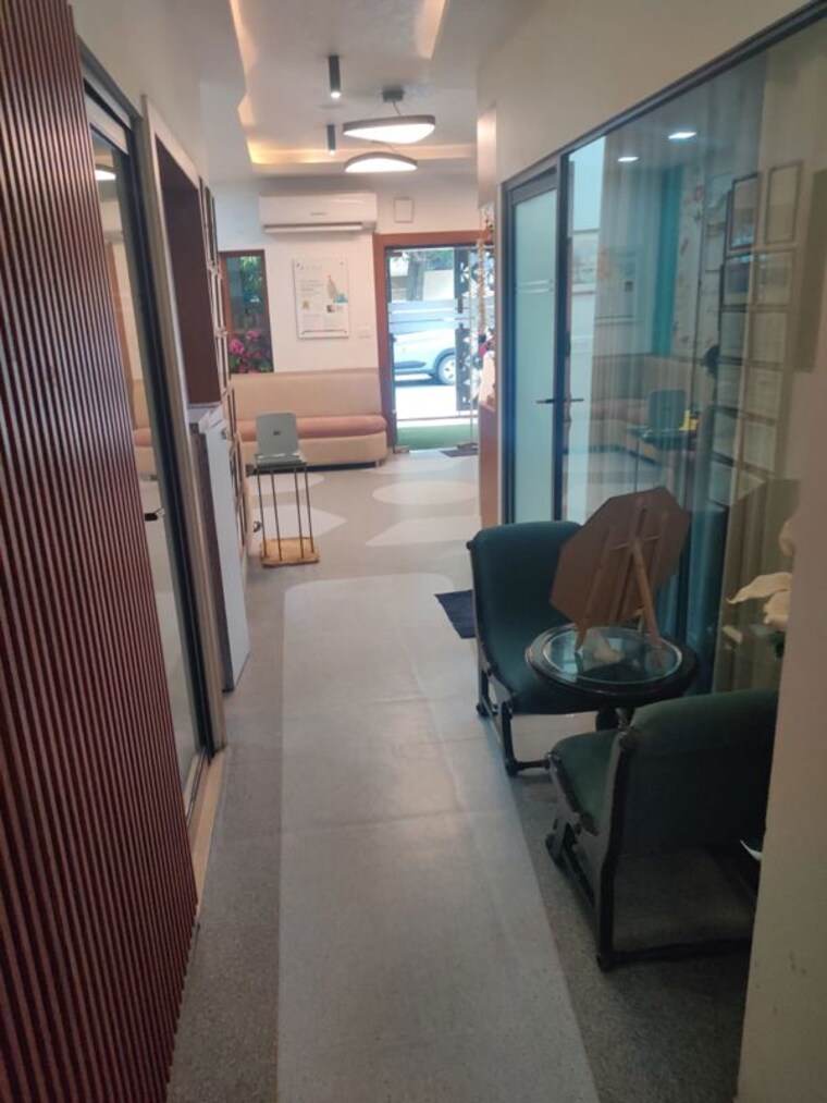 Balcony, green park extension Commercial Office Space 1500 Sq.Ft. In Green Park Extension Delhi 10604243
