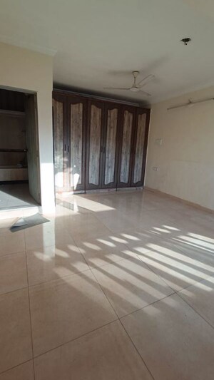 Room in 3.5 BHK Apartment at Nilgiri Tower, Kharghar – for Sale