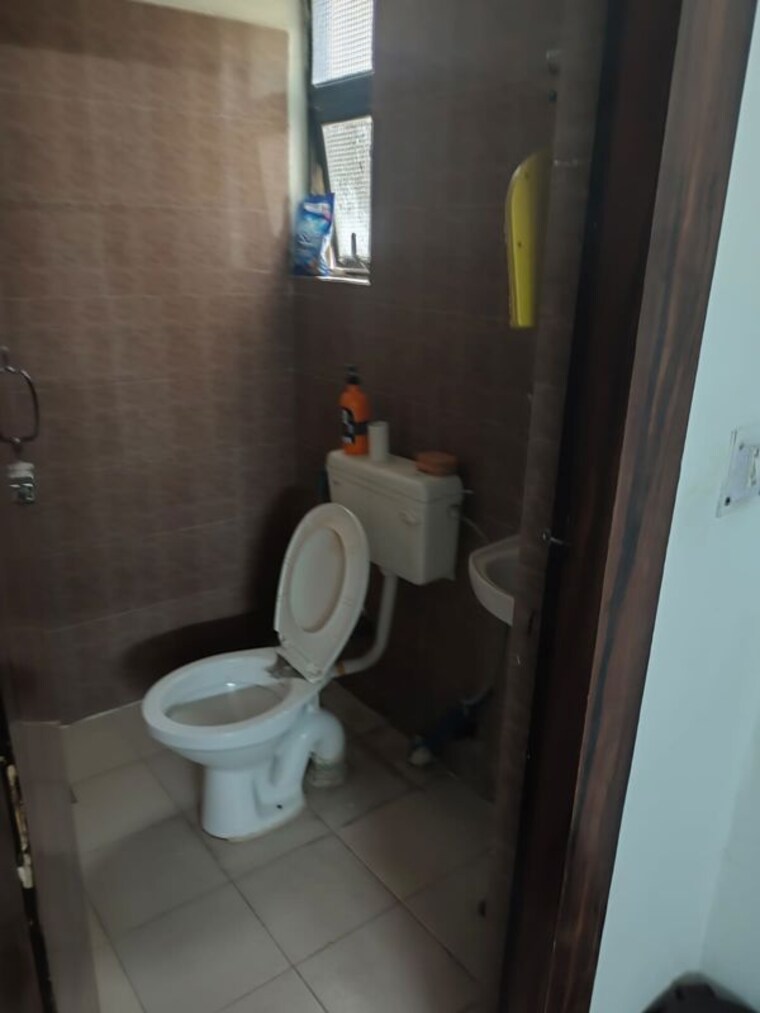 Bathroom, amrapali-terrace-homes 2.5 Bedroom 985 Sq.Ft. Apartment In Tech Zone 4 Greater Noida Greater Noida 10604401