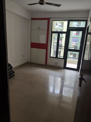 Room in 2.5 BHK Apartment at Amrapali Terrace Homes, Tech Zone 4 Greater Noida – for Rent