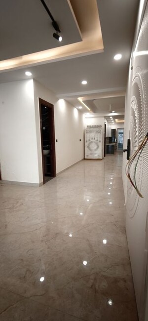 Room in 4 BHK Builder Floor at Green Fields Colony – for Rent