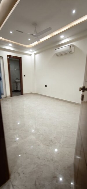 Room in 4 BHK Builder Floor at Green Fields Colony – for Rent