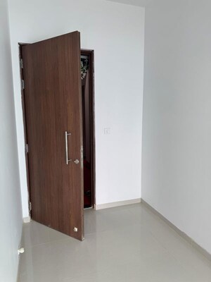 Room in 4 BHK Apartment at Kalpataru Immensa H, Kolshet Road – for Sale