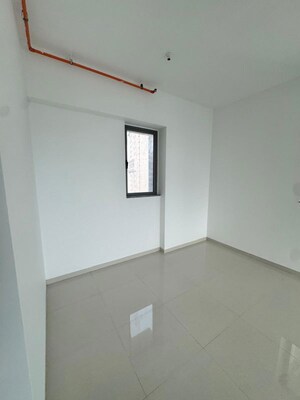Room in 4 BHK Apartment at Kalpataru Immensa H, Kolshet Road – for Sale