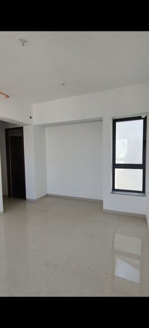 Room in 3 BHK Apartment at Kalpataru Immensa C, Kolshet Road – for Sale