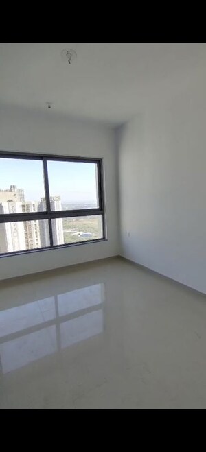 Room in 3 BHK Apartment at Kalpataru Immensa C, Kolshet Road – for Sale