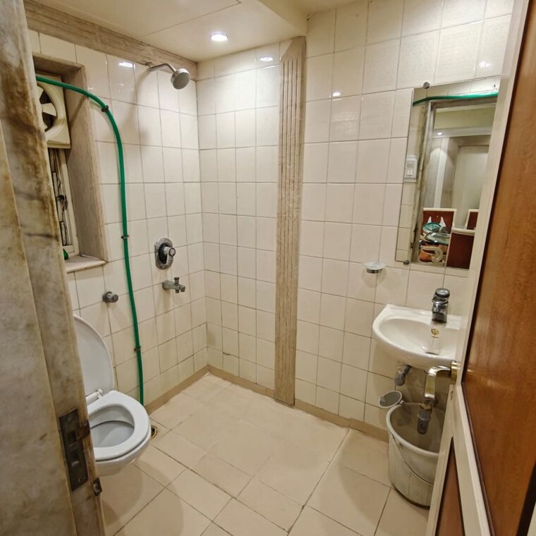 Bathroom, ashutosh-chs 2 Bedroom 1225 Sq.Ft. Apartment In Malabar Hill Mumbai 10604555