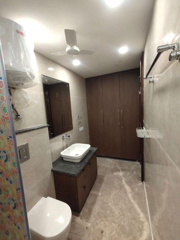 Bathroom, greater kailash ii 3 Bedroom 300 Sq.Yd. Builder Floor In Greater Kailash ii Delhi 10604618